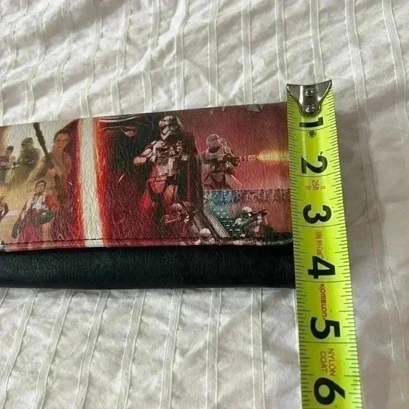 Kylo Wren Star Wars Loungefly Trifold Wallet - Picture 9 of 9